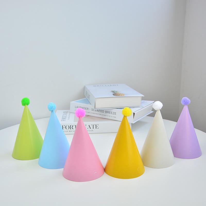 5個、6個、9個、12個入りの、ポンポン付きの軽量紙製コーン - Party Hat Cone のレビューと価格